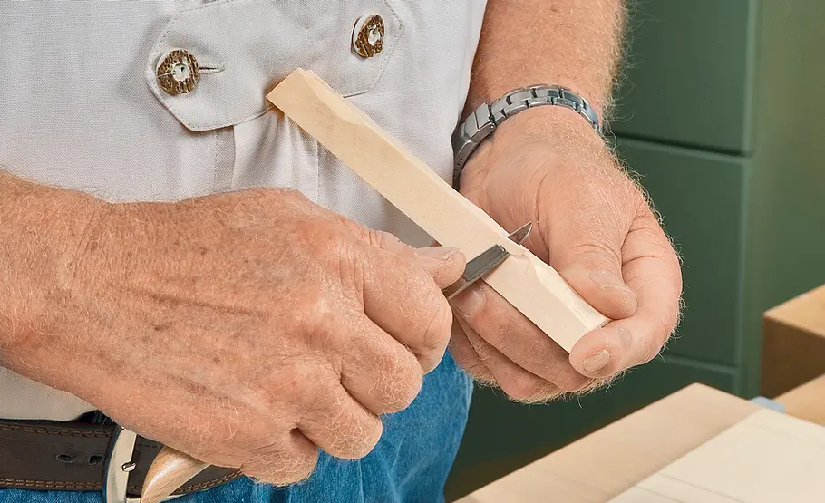 Fachwerkkrippe bauen: Schritt 9 von 60 Balken schnitzen