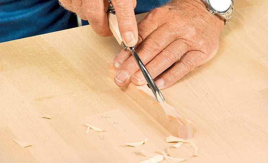 Fachwerkkrippe bauen: Schritt 10 von 60 Holzbalken schnitzen
