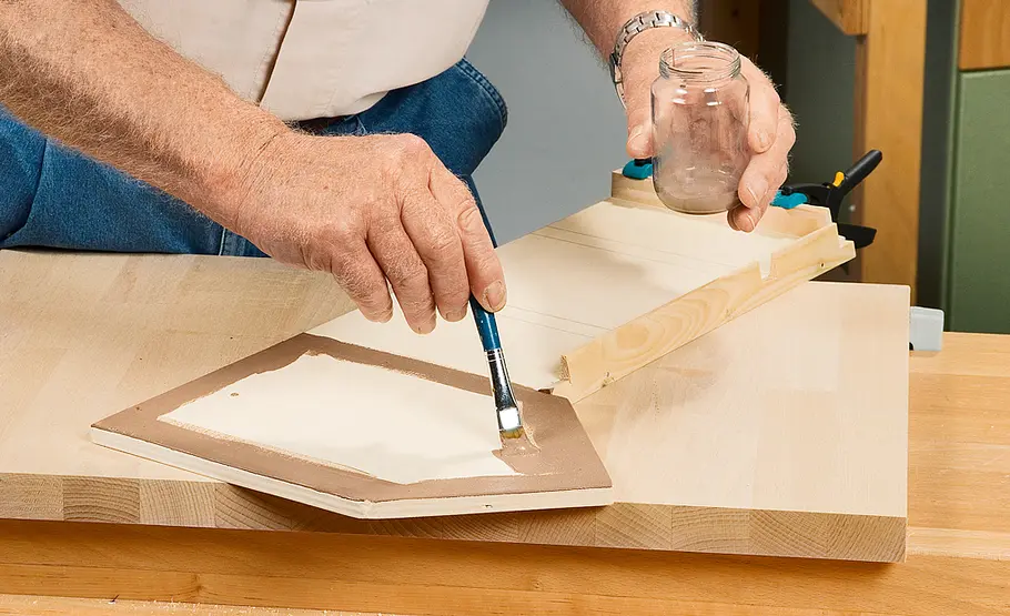 Fachwerkkrippe bauen: Schritt 13 von 60 Holz beizen