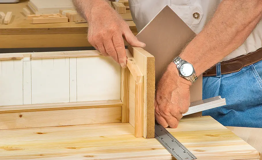 Fachwerkkrippe bauen: Schritt 18 von 60 Dachbalken aufsetzen