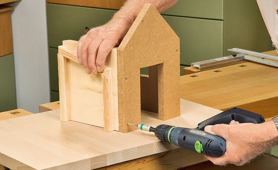 Fachwerkkrippe bauen: Schritt 21 von 60 Krippe verschrauben