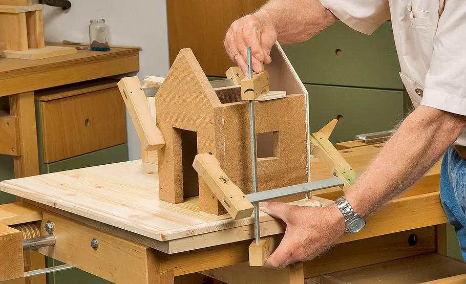Fachwerkkrippe bauen: Schritt 22 von 60 Krippenstall aufleimen