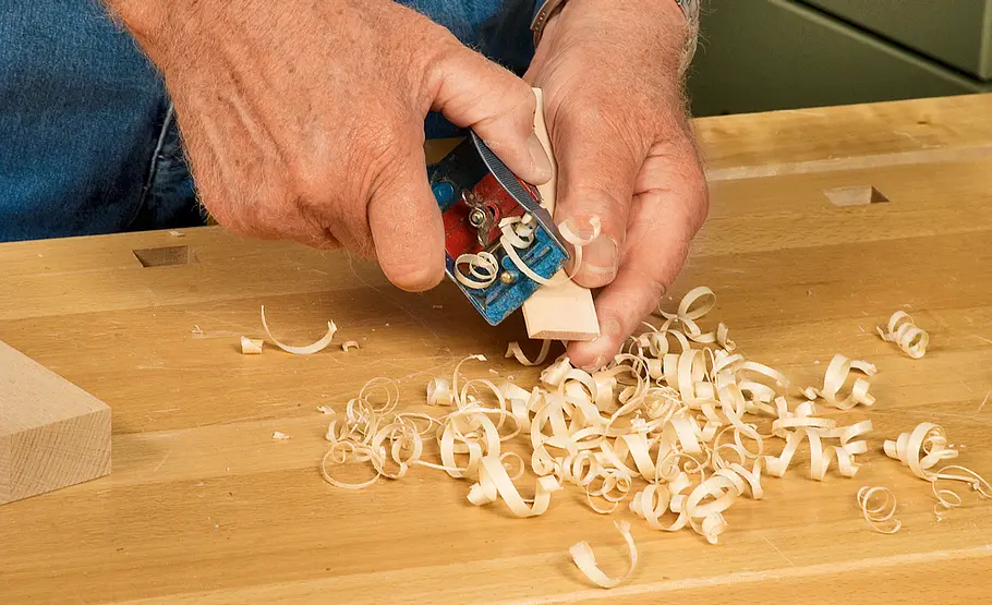 Fachwerkkrippe bauen: Schritt 23 von 60 Schindeln hobeln