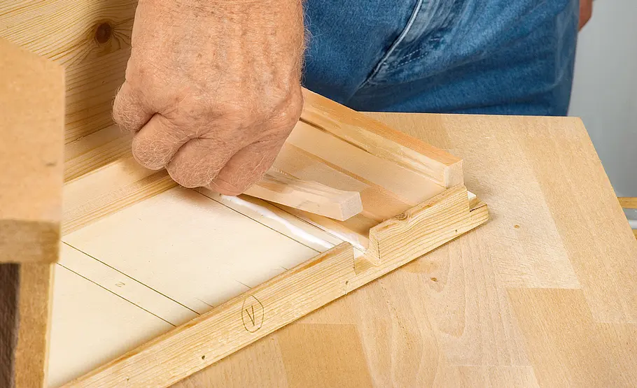 Fachwerkkrippe bauen: Schritt 24 von 60 Stallwand mit Holzschindeln verkleiden