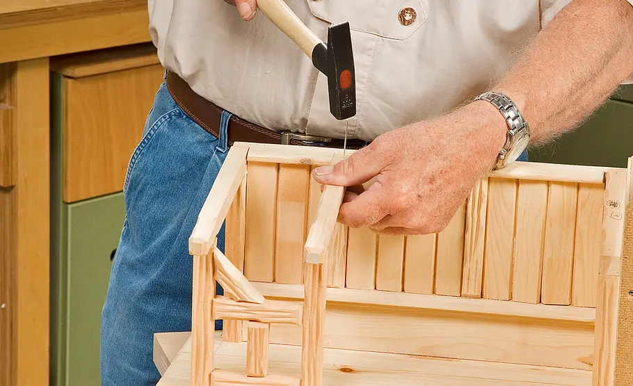 Fachwerkkrippe bauen: Schritt 27 von 60 Dachbalken befestigen