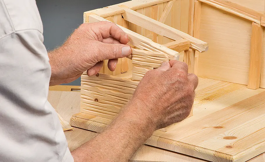 Fachwerkkrippe bauen: Schritt 29 von 60 Mit Schindeln eindecken