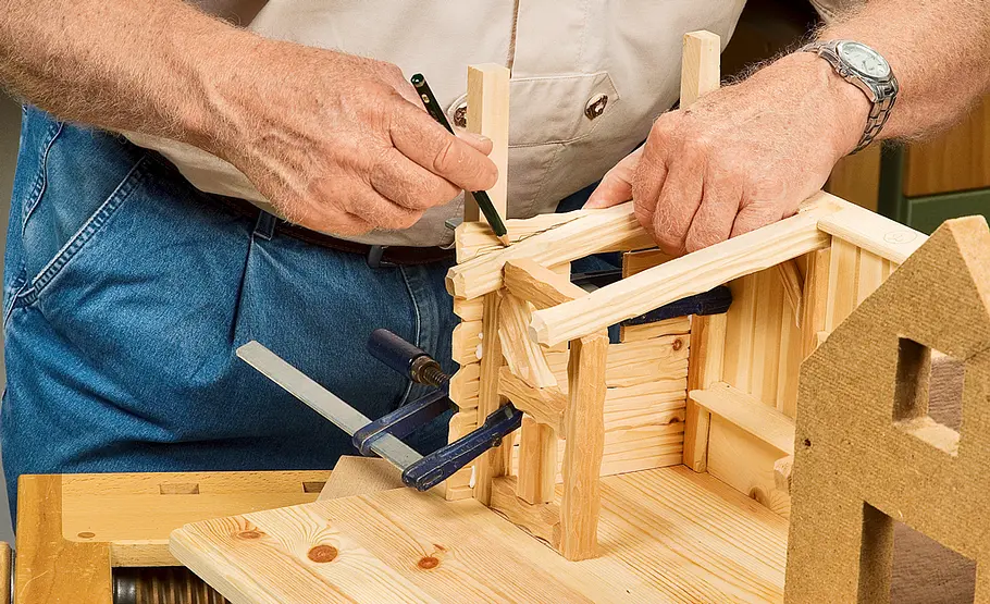 Fachwerkkrippe bauen: Schritt 30 von 60 Stallwand verkleiden