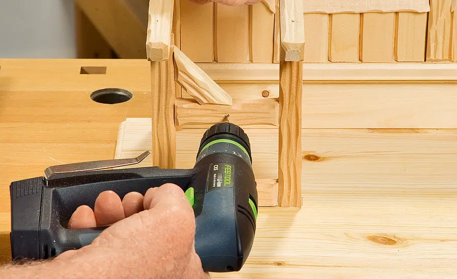 Fachwerkkrippe bauen: Schritt 32 von 60 Loch bohren