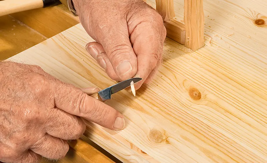 Fachwerkkrippe bauen: Schritt 33 von 60 Holzdübel schnitzen