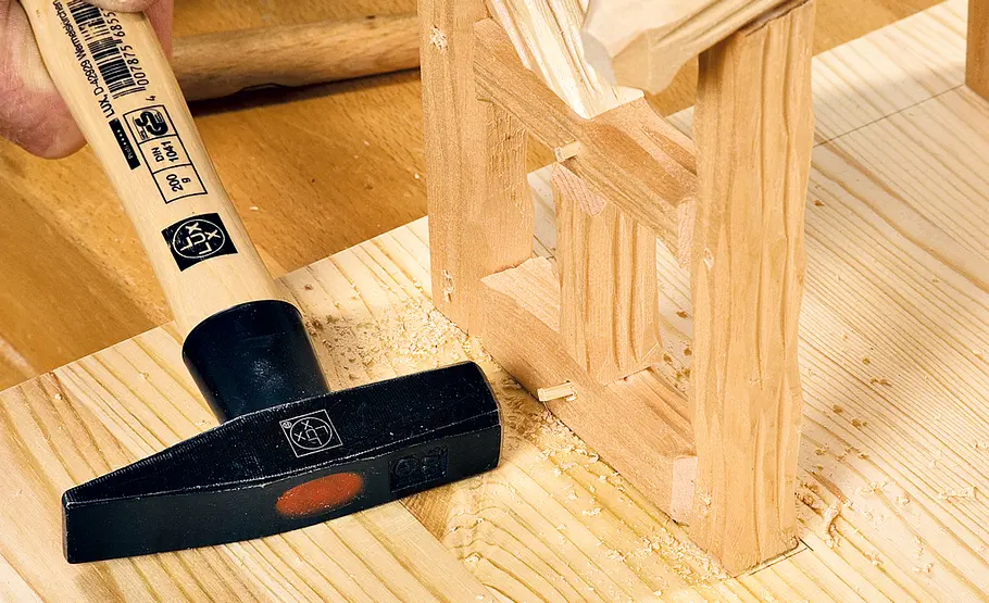 Fachwerkkrippe bauen: Schritt 34 von 60 Holzdübel einschlagen