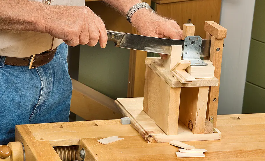 Fachwerkkrippe bauen: Schritt 43 von 60 Schindeln hacken