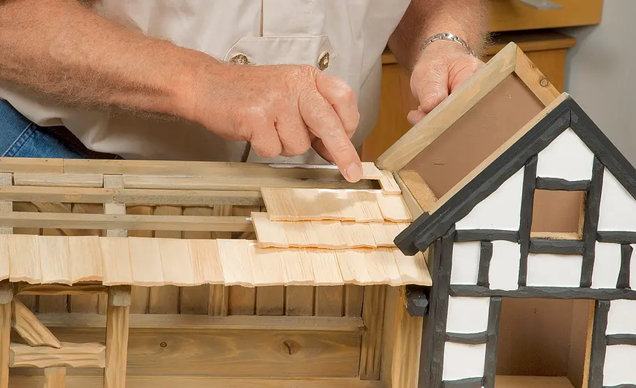 Fachwerkkrippe bauen: Schritt 45 von 60 Dach eindecken