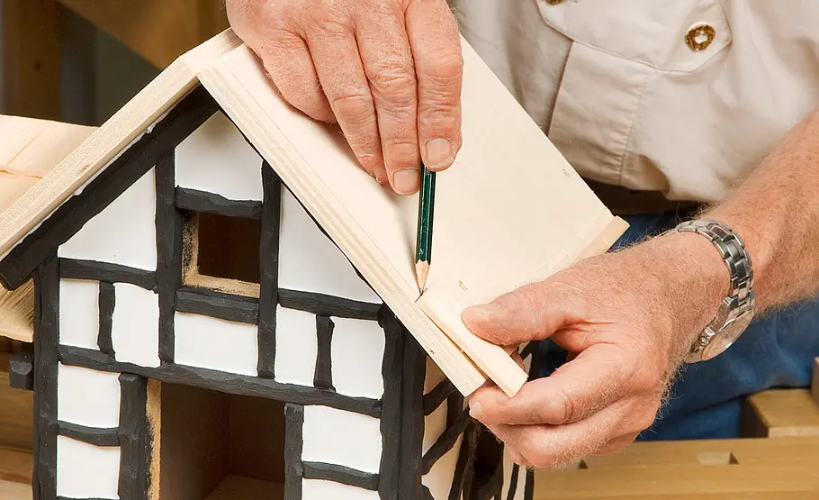 Fachwerkkrippe bauen: Schritt 46 von 60 Dach decken