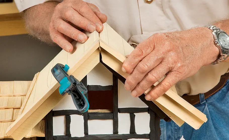 Fachwerkkrippe bauen: Schritt 47 von 60 Ortgangbrett befestigen