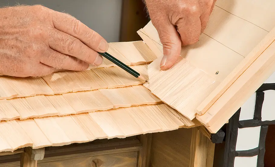 Fachwerkkrippe bauen: Schritt 48 von 60 Dachkehle ausformen