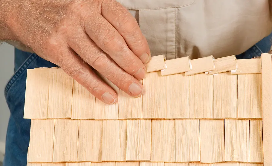 Fachwerkkrippe bauen: Schritt 50 von 60 Firstziegel auflegen