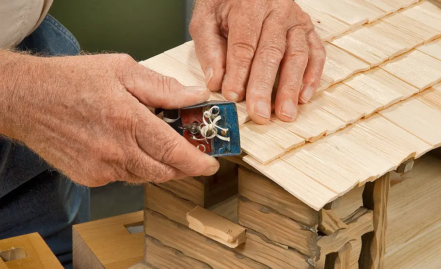 Fachwerkkrippe bauen: Schritt 51 von 60 Dachüberstand