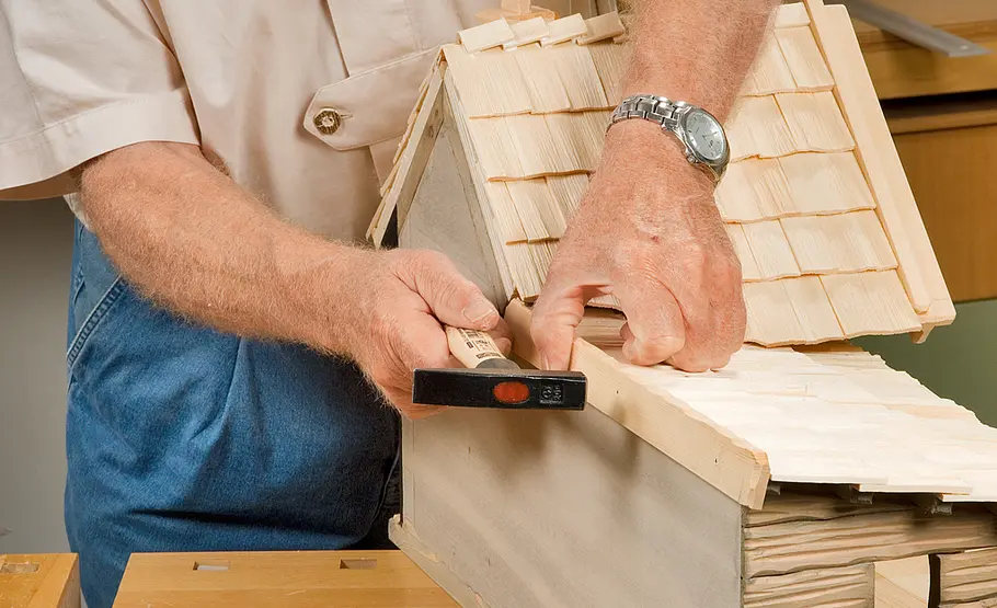 Fachwerkkrippe bauen: Schritt 52 von 60 Traufbrett montieren