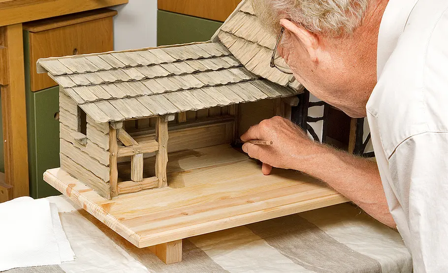 Fachwerkkrippe bauen: Schritt 54 von 60 Boden beizen