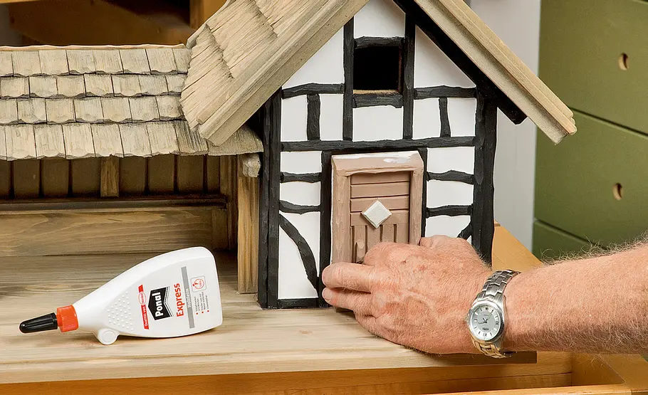 Fachwerkkrippe bauen: Schritt 57 von 60 Fenster einbauen