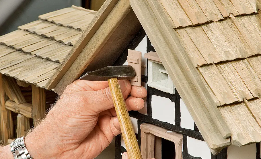Fachwerkkrippe bauen: Schritt 59 von 60 Fensterladen anbringen
