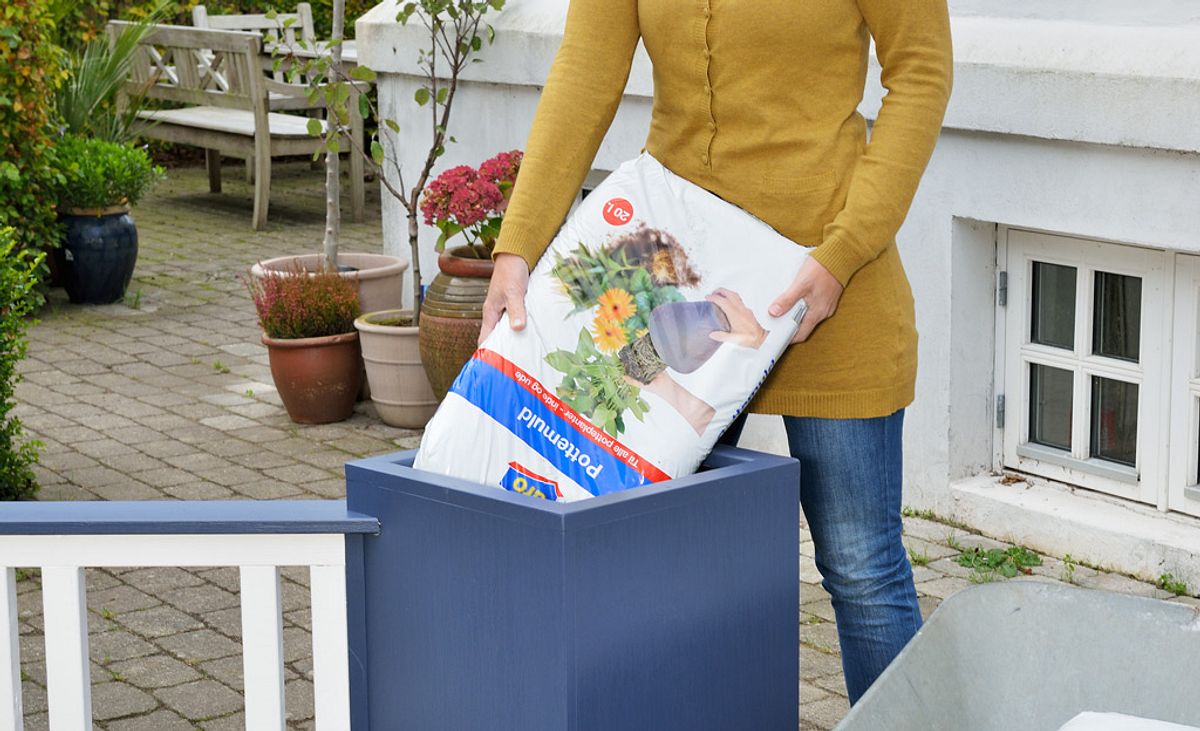 Pflanzboxen mit Erde befüllen