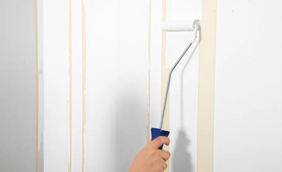 Farbe in Streifen Wand streichen