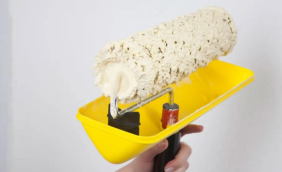 Farbrolle Wand streichen ohne Spritzer