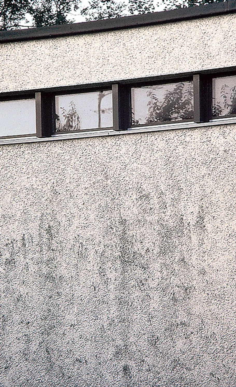 Altanstrich prüfen: Schritt 1 von 5 Verschmutzte Putz-Fassade