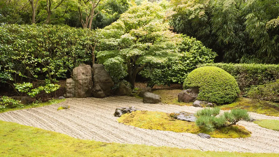 Chinesischer Steingarten: Der gekämmte Kies symbolisiert Wellen auf dem Wasser!