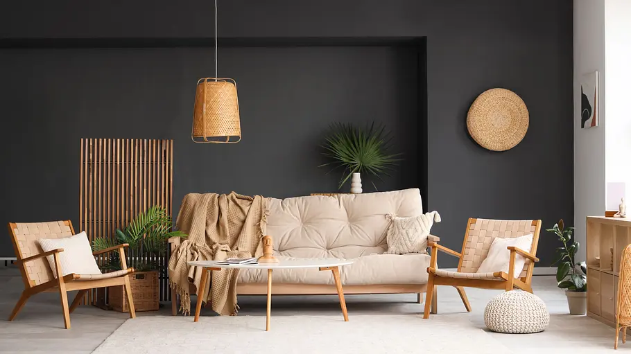 Wohnzimmer nach Feng Shui einrichten: der starke Hell-Dunkel-Kontrast der Wände wirkt aktivierend, die natürlichen Materialien geben Geborgenheit und die Grünpflanzen beleben die toten Ecken