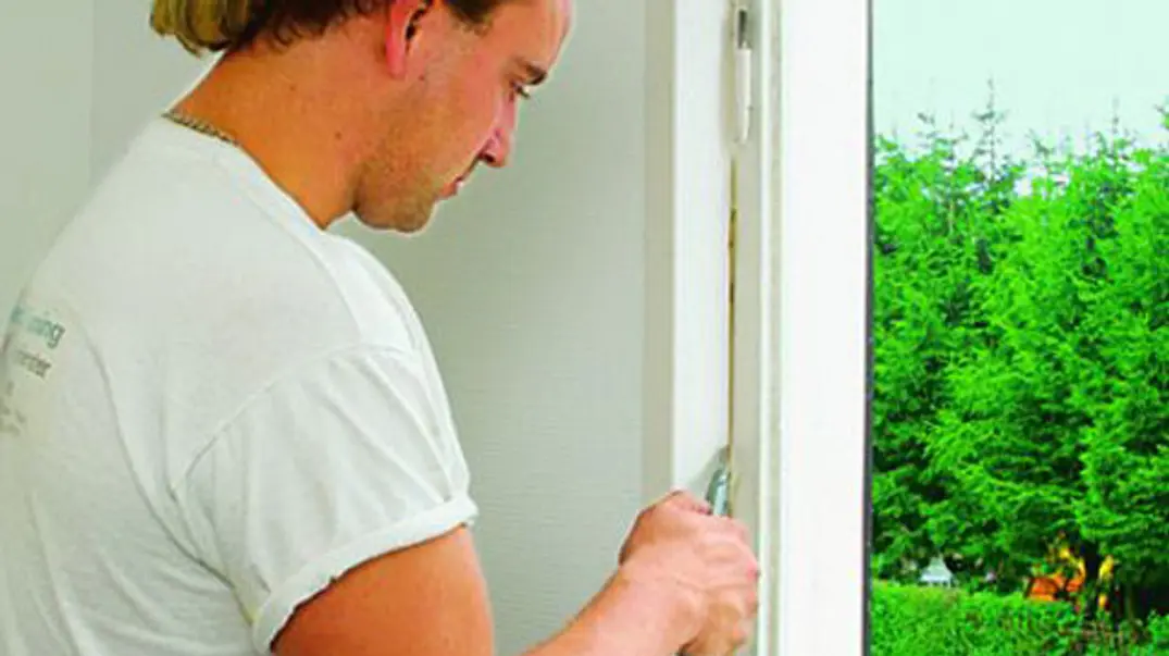 Fenster: Dichtmittel auskratzen Fenster: Dichtmittel auskratzen
