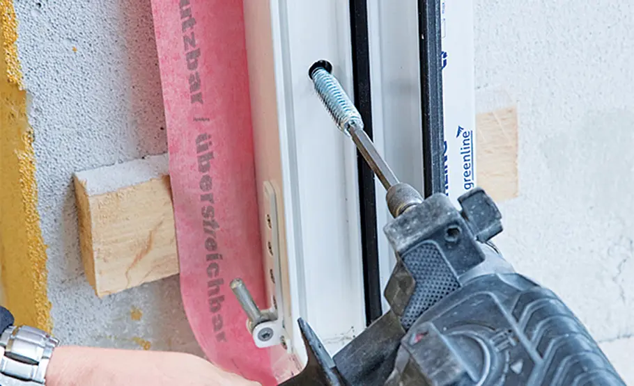 Fenster einbauen Fenster: Schraube festschrauben