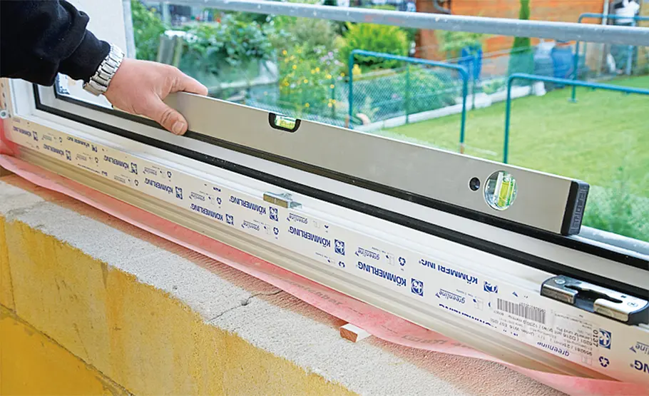 Fenster einbauen Fenster: Ausrichtung kontrollieren