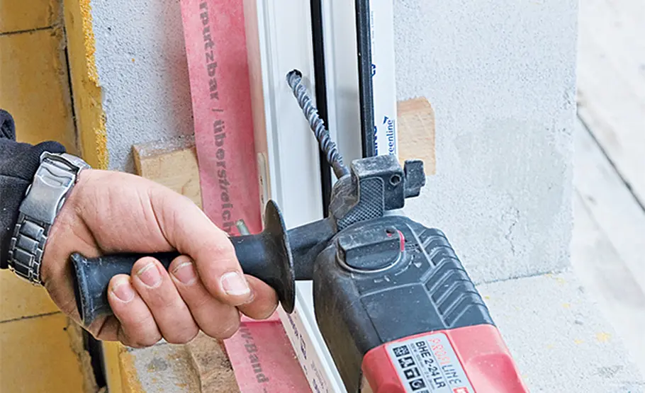 Fenster einbauen Fenster: Befestigungslöcher