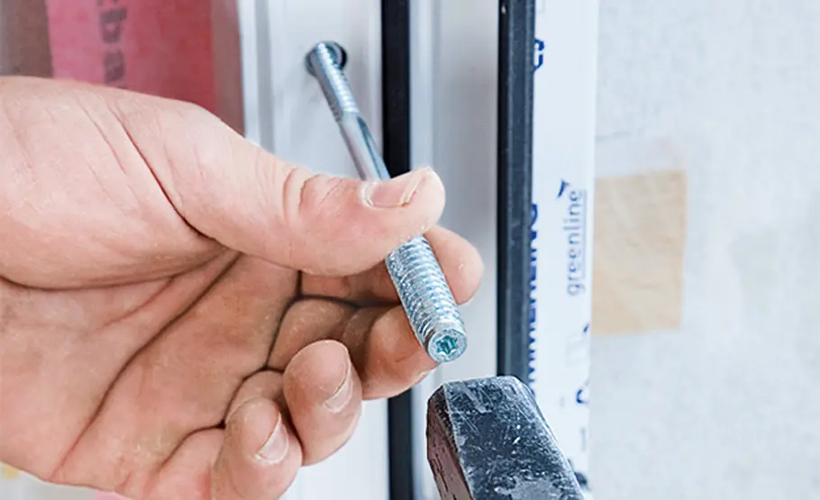 Fenster einbauen Fenster: Dübel eintreiben