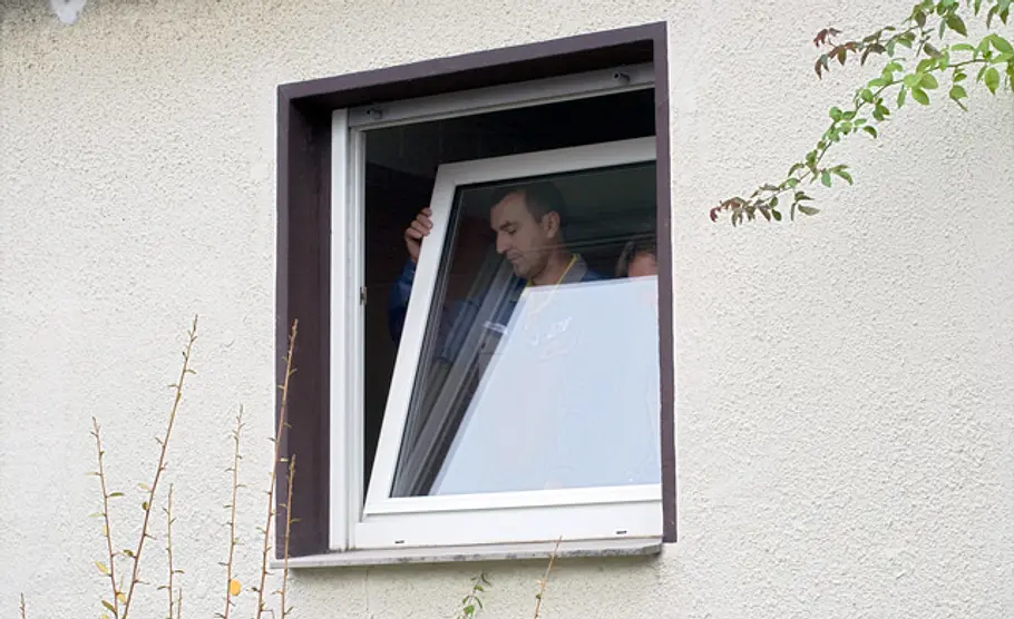 Fenstertausch: Schritt 2 von 16 (08:05) Öffnungsflügel aushängen