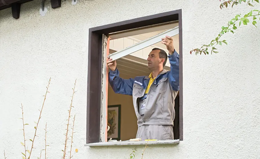 Fenstertausch: Schritt 6 von 16 (08:15) Energiesparfenster einbauen