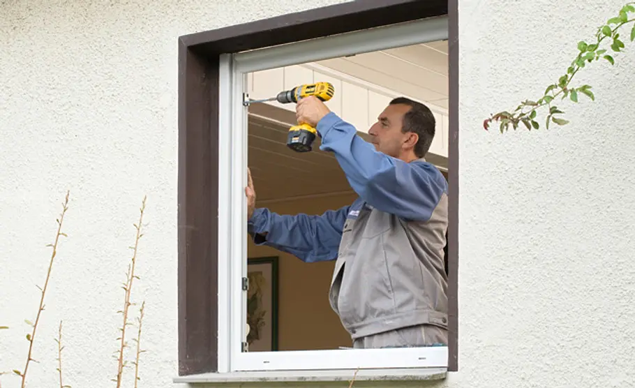 Fenstertausch: Schritt 11 von 16 (08:35) Rahmen anschrauben und fixieren