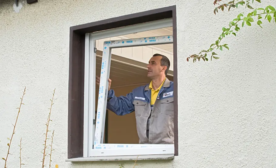 Fenstertausch: Schritt 13 von 16 (08:47) Öffnungsflügel einhängen