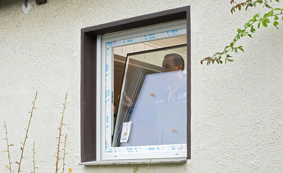 Fenstertausch: Schritt 14 von 16 (08:49) Isolierglas einsetzen