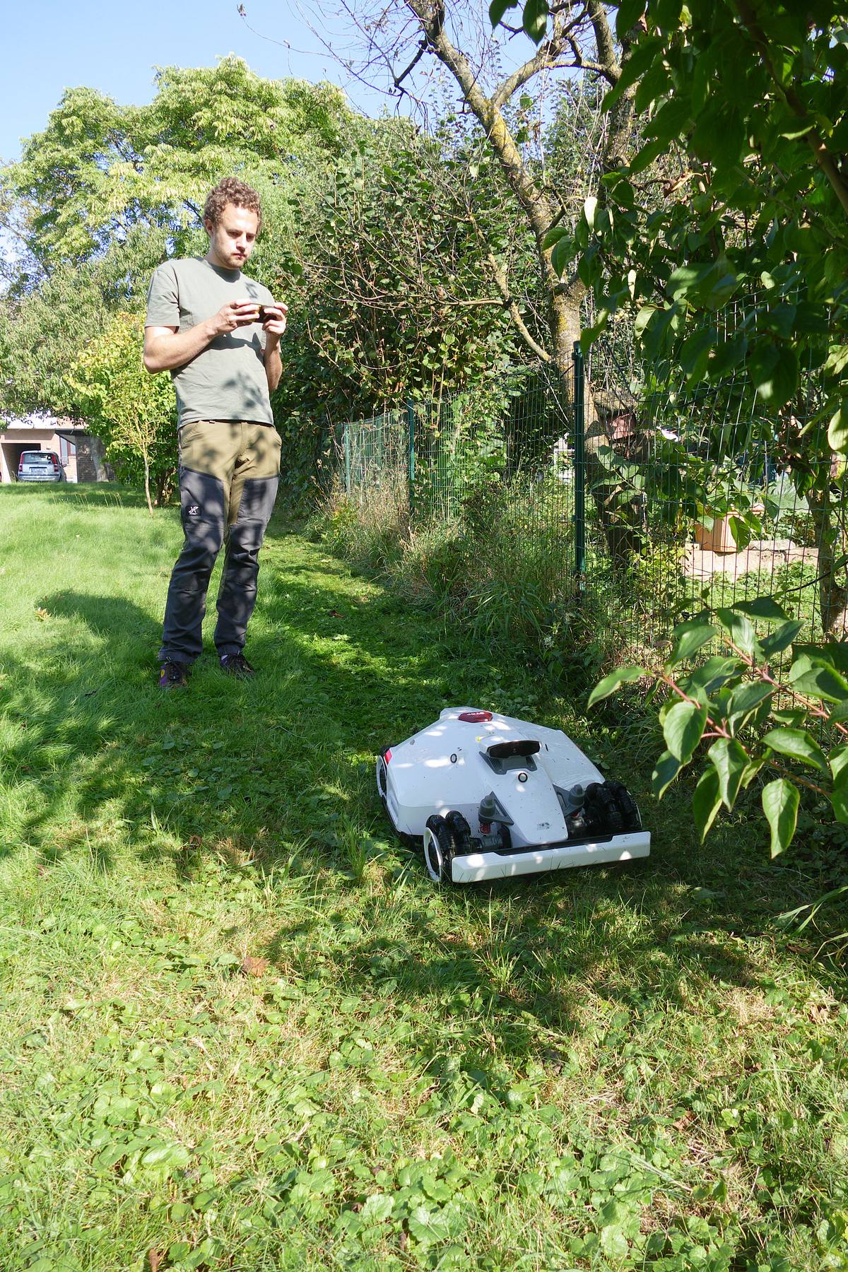 Fernsteuerung Mammotion durch Garten