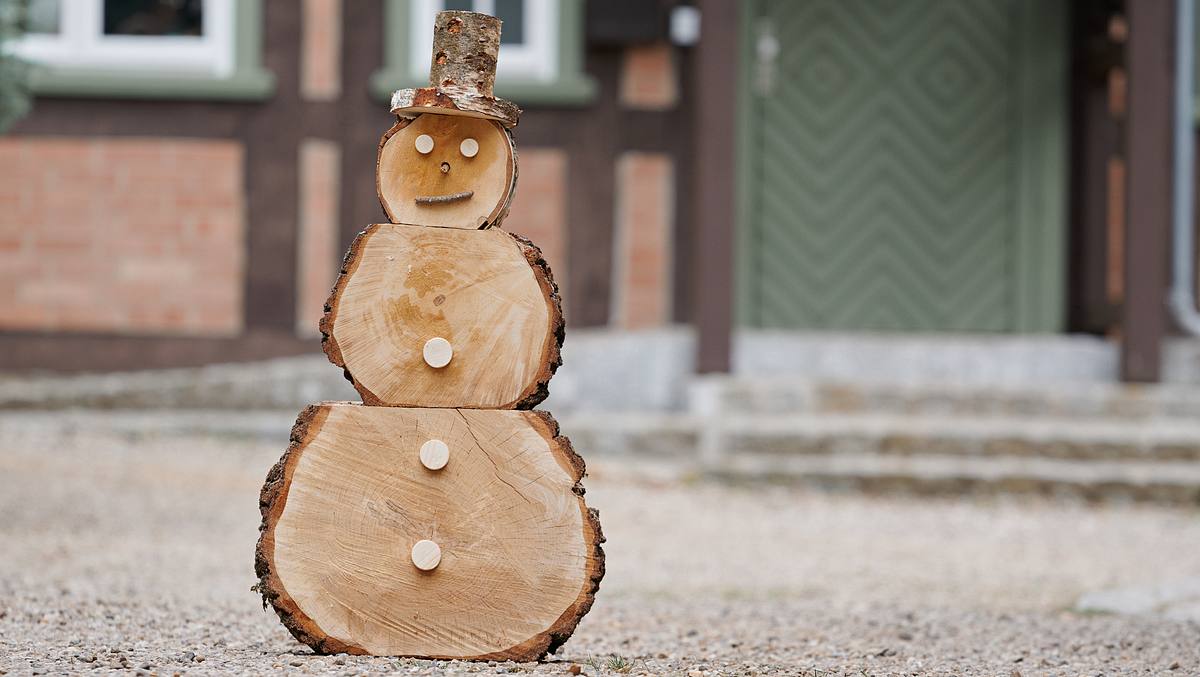 Fertiger Schneemann aus Holz