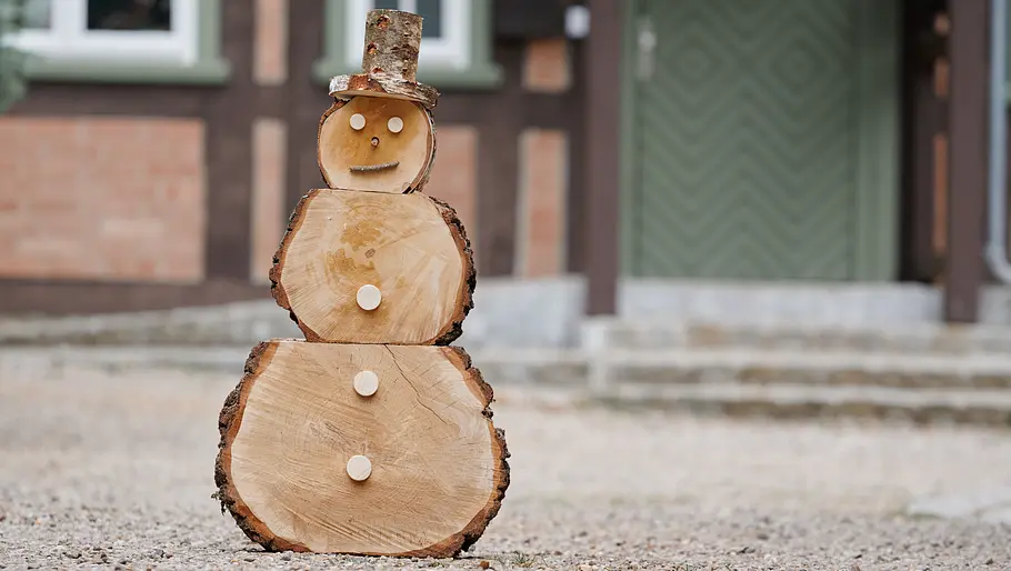 Fertiger Schneemann aus Holz
