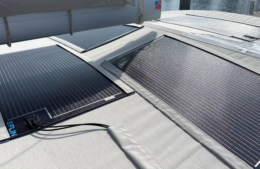 Das Flex-Solarmodul der Firma Flin Mehrere flexible Solarmodule auf einem Segelboot