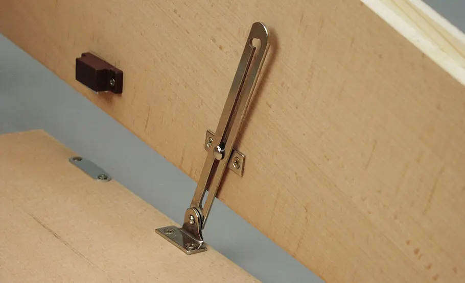 Flurmöbel selber bauen Flurmöbel: Klappenhalter anbringen