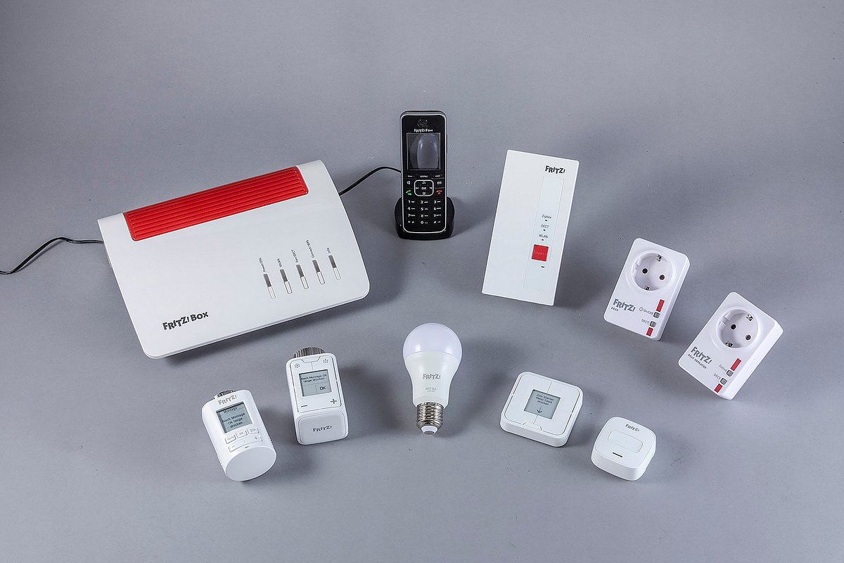 Fritzbox, Fritz-Heizthermostat, Telefon, Gateway, LED-Leuchtmittel, Wand-Termostat und Wandschalter aufgreiht.