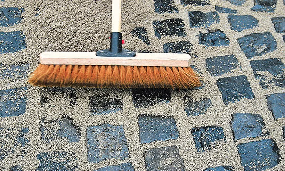 Anwendung: Fugensand verarbeiten Fugensand unkrautfrei