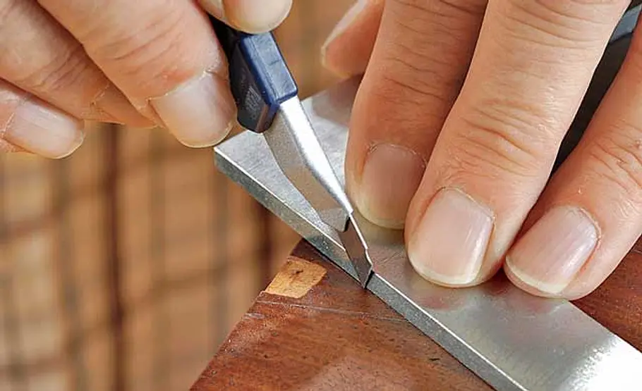 Furnier ausbessern: Schritt 4 von 9 Furnier reparieren