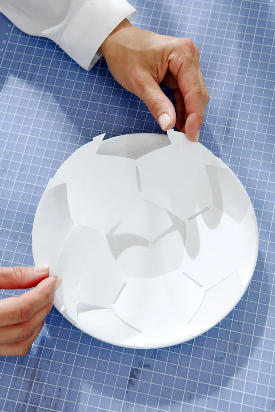 Etagere basteln: Schritt 7 von 10 Fußball-Etagere basteln